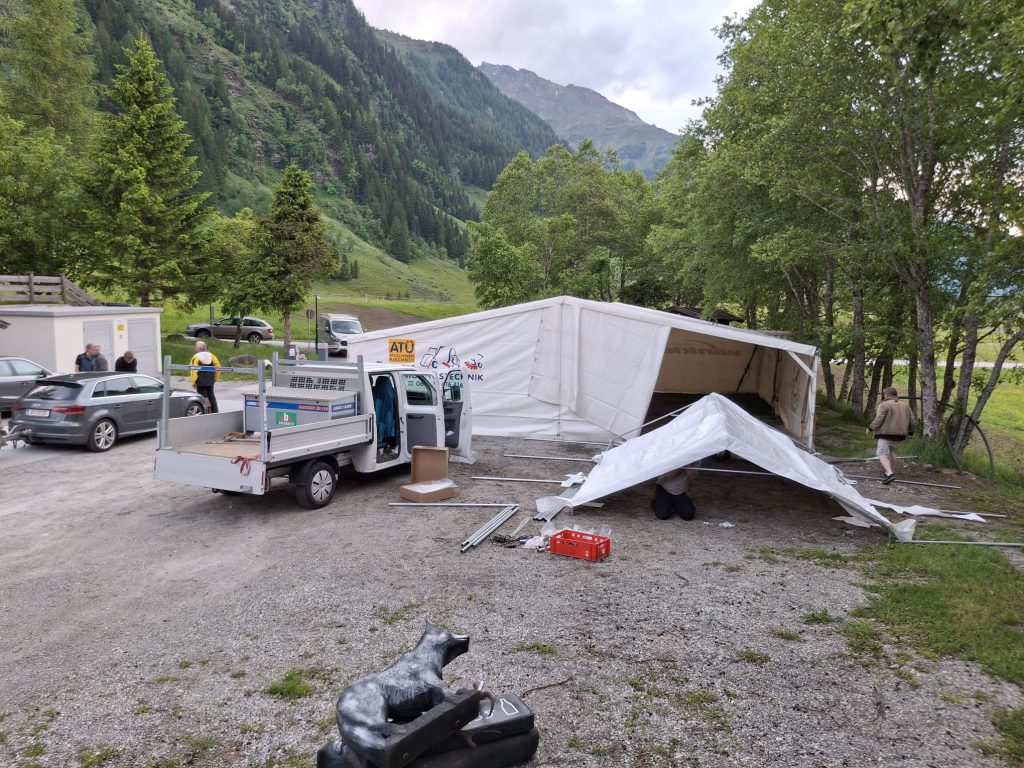 Bogenschütze zielt mit Jagdbogen auf 3D-Ziel im grünen Parcours des Raurisertals