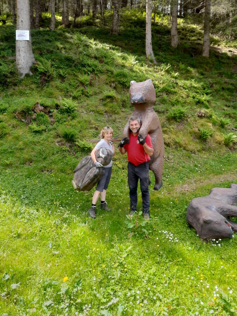 Bogenschütze spannt Jagdbogen auf grünem 3D-Parcours im Raurisertal vor Bergkulisse