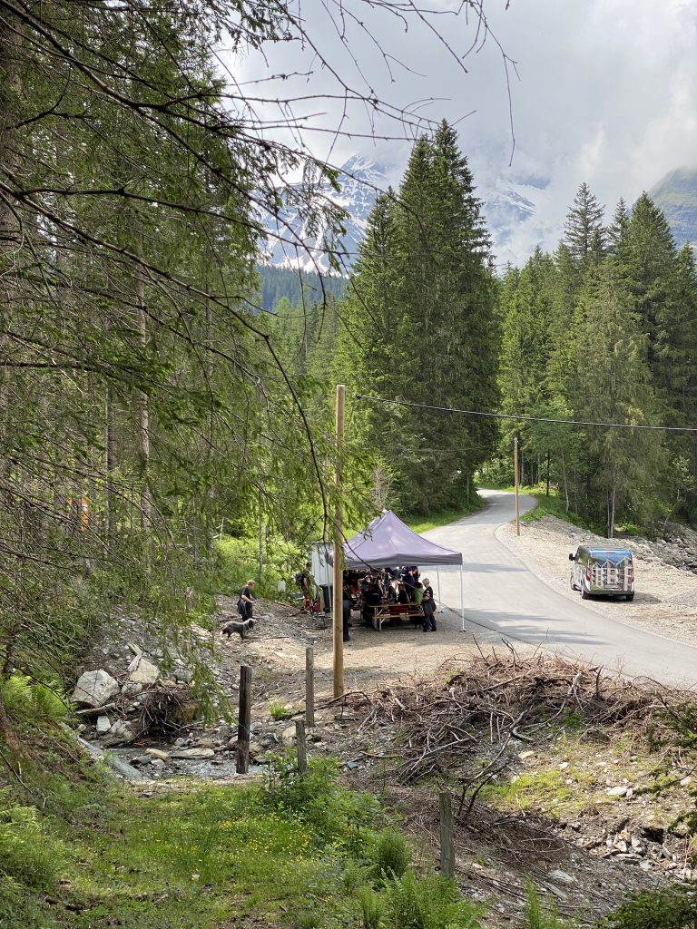 Bogenschütze spannt Jagdbogen auf grünem 3D-Parcours im Raurisertal vor Bergkulisse