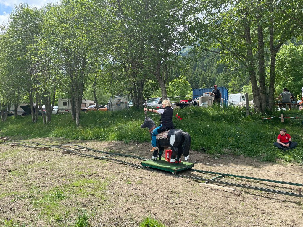 Bogenschütze spannt Jagdbogen auf grünem 3D-Parcours im Raurisertal, Natur und Gemeinschaft